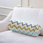 - RealHomes Özel Tasarımlı Dijital Baskılı İç Dolgulu Fermuarlı Silindir Yastık - Realhomes Realhomes Mavi Gri Gold Zikzak Desenli Özel Tasarımlı Modern İç Dolgulu Fermuarlı Çok Amaçlı Silindir Yastık Kırlent Realhomes