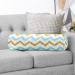 - RealHomes Özel Tasarımlı Dijital Baskılı İç Dolgulu Fermuarlı Silindir Yastık - Realhomes Realhomes Mavi Gri Gold Zikzak Desenli Özel Tasarımlı Modern İç Dolgulu Fermuarlı Çok Amaçlı Silindir Yastık Kırlent Realhomes