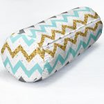- RealHomes Özel Tasarımlı Dijital Baskılı İç Dolgulu Fermuarlı Silindir Yastık - Realhomes Realhomes Mavi Gri Gold Zikzak Desenli Özel Tasarımlı Modern İç Dolgulu Fermuarlı Çok Amaçlı Silindir Yastık Kırlent Realhomes