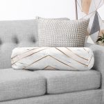 - RealHomes Özel Tasarımlı Dijital Baskılı İç Dolgulu Fermuarlı Silindir Yastık - Realhomes Mermer Zeminli Geometrik Detaylı Modern İç Dolgulu - Fermuarlı Süet Berjer Silindir Yastık Kırlent Realhomes