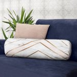 - RealHomes Özel Tasarımlı Dijital Baskılı İç Dolgulu Fermuarlı Silindir Yastık - Realhomes Mermer Zeminli Geometrik Detaylı Modern İç Dolgulu - Fermuarlı Süet Berjer Silindir Yastık Kırlent Realhomes