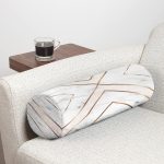 - RealHomes Özel Tasarımlı Dijital Baskılı İç Dolgulu Fermuarlı Silindir Yastık - Realhomes Mermer Zeminli Geometrik Detaylı Modern İç Dolgulu - Fermuarlı Süet Berjer Silindir Yastık Kırlent Realhomes