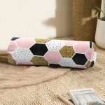 - RealHomes Özel Tasarımlı Dijital Baskılı İç Dolgulu Fermuarlı Silindir Yastık - Realhomes  Geometrik Petek Desenli Altın Detaylı Modern İç Dolgulu Yumuşak Silindir Form Yastık Kırlent Realhomes