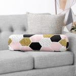 - RealHomes Özel Tasarımlı Dijital Baskılı İç Dolgulu Fermuarlı Silindir Yastık - Realhomes  Geometrik Petek Desenli Altın Detaylı Modern İç Dolgulu Yumuşak Silindir Form Yastık Kırlent Realhomes