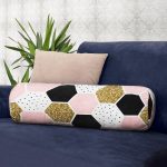 - RealHomes Özel Tasarımlı Dijital Baskılı İç Dolgulu Fermuarlı Silindir Yastık - Realhomes  Geometrik Petek Desenli Altın Detaylı Modern İç Dolgulu Yumuşak Silindir Form Yastık Kırlent Realhomes