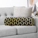 - RealHomes Özel Tasarımlı Dijital Baskılı İç Dolgulu Fermuarlı Silindir Yastık - Realhomes  Siyah Zeminde Gold Geometrik Desenli Dekoratif İç Dolgulu Fermuarlı Çok Amaçlı Silindir Yastık Kırlent Realhomes