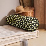 - RealHomes Özel Tasarımlı Dijital Baskılı İç Dolgulu Fermuarlı Silindir Yastık - Realhomes  Siyah Zeminde Gold Geometrik Desenli Dekoratif İç Dolgulu Fermuarlı Çok Amaçlı Silindir Yastık Kırlent Realhomes