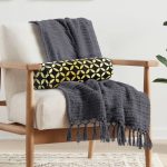 - RealHomes Özel Tasarımlı Dijital Baskılı İç Dolgulu Fermuarlı Silindir Yastık - Realhomes  Siyah Zeminde Gold Geometrik Desenli Dekoratif İç Dolgulu Fermuarlı Çok Amaçlı Silindir Yastık Kırlent Realhomes