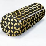 - RealHomes Özel Tasarımlı Dijital Baskılı İç Dolgulu Fermuarlı Silindir Yastık - Realhomes  Siyah Zeminde Gold Geometrik Desenli Dekoratif İç Dolgulu Fermuarlı Çok Amaçlı Silindir Yastık Kırlent Realhomes