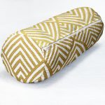 - RealHomes Özel Tasarımlı Dijital Baskılı İç Dolgulu Fermuarlı Silindir Yastık - Realhomes  Geometrik Altın Kabartma Desenli Özel Tasarım İç Dolgulu - Fermuarlı Süet Silindir Rulo Yastık Kırlent Realhomes