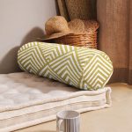 - RealHomes Özel Tasarımlı Dijital Baskılı İç Dolgulu Fermuarlı Silindir Yastık - Realhomes  Geometrik Altın Kabartma Desenli Özel Tasarım İç Dolgulu - Fermuarlı Süet Silindir Rulo Yastık Kırlent Realhomes