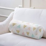 - RealHomes Özel Tasarımlı Dijital Baskılı İç Dolgulu Fermuarlı Silindir Yastık - Realhomes Realhomes Üçgen Geometrik Şekiller Özel Tasarımlı Modern İç Dolgulu - Fermuarlı Süet Silindir Yuvarlak Yastık Kırlent Realhomes