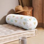 - RealHomes Özel Tasarımlı Dijital Baskılı İç Dolgulu Fermuarlı Silindir Yastık - Realhomes Realhomes Üçgen Geometrik Şekiller Özel Tasarımlı Modern İç Dolgulu - Fermuarlı Süet Silindir Yuvarlak Yastık Kırlent Realhomes