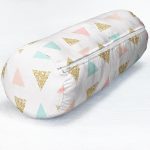 - RealHomes Özel Tasarımlı Dijital Baskılı İç Dolgulu Fermuarlı Silindir Yastık - Realhomes Realhomes Üçgen Geometrik Şekiller Özel Tasarımlı Modern İç Dolgulu - Fermuarlı Süet Silindir Yuvarlak Yastık Kırlent Realhomes