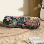 - RealHomes Özel Tasarımlı Dijital Baskılı İç Dolgulu Fermuarlı Silindir Yastık - Realhomes Lacivert Zeminli Amazon Ormanları Temalı Modern İç Dolgulu Fermuarlı Çok Amaçlı Silindir Yastık Kırlent Realhomes