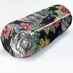 - RealHomes Özel Tasarımlı Dijital Baskılı İç Dolgulu Fermuarlı Silindir Yastık - Realhomes Siyah Zeminde Leopar ve Çiçekler Özel Tasarım İç Dolgulu Süet Silindir Yastık Kırlent - Bel Yastığı Realhomes