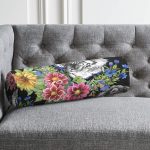 - RealHomes Özel Tasarımlı Dijital Baskılı İç Dolgulu Fermuarlı Silindir Yastık - Realhomes Siyah Zeminde Leopar ve Çiçekler Özel Tasarım İç Dolgulu Süet Silindir Yastık Kırlent - Bel Yastığı Realhomes