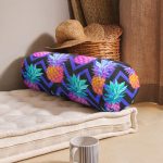 Mavi Zikzak Zeminli Ananas Desenli Dekoratif İç Dolgulu - Fermuarlı Süet Silindir Daire Yastık Kırlent Realhomes