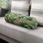 - RealHomes Özel Tasarımlı Dijital Baskılı İç Dolgulu Fermuarlı Silindir Yastık - Realhomes  Çuval Zeminde Yeşil Yaprak Desenli Özel Tasarım İç Dolgulu Fermuarlı Çok Amaçlı Silindir Yastık Kırlent Realhomes