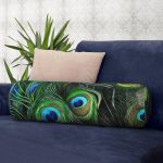 - RealHomes Özel Tasarımlı Dijital Baskılı İç Dolgulu Fermuarlı Silindir Yastık - Realhomes  Koyu Zeminde Renkli Tüyler Özel Tasarımlı Dekoratif İç Dolgulu Süet Silindir Yastık Kırlent - Bel Yastığı Realhomes