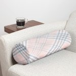 Pembe Zeminli Ekose Desenli Özel Tasarım İç Dolgulu Fermuarlı Çok Amaçlı Silindir Yastık Kırlent Realhomes