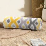 - RealHomes Özel Tasarımlı Dijital Baskılı İç Dolgulu Fermuarlı Silindir Yastık - Realhomes  Sarı Gri Zikzak Desenli Modern Tasarımlı Dekoratif İç Dolgulu - Fermuarlı Süet Silindir Yuvarlak Yastık Kırlent Realhomes