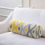 - RealHomes Özel Tasarımlı Dijital Baskılı İç Dolgulu Fermuarlı Silindir Yastık - Realhomes  Sarı Gri Zikzak Desenli Modern Tasarımlı Dekoratif İç Dolgulu - Fermuarlı Süet Silindir Yuvarlak Yastık Kırlent Realhomes