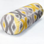 - RealHomes Özel Tasarımlı Dijital Baskılı İç Dolgulu Fermuarlı Silindir Yastık - Realhomes  Sarı Gri Zikzak Desenli Modern Tasarımlı Dekoratif İç Dolgulu - Fermuarlı Süet Silindir Yuvarlak Yastık Kırlent Realhomes