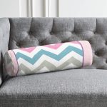 - RealHomes Özel Tasarımlı Dijital Baskılı İç Dolgulu Fermuarlı Silindir Yastık - Realhomes Renkli Zikzak Motifli Pembe Zeminli Modern İç Dolgulu - Fermuarlı Süet Silindir Rulo Yastık Kırlent Realhomes