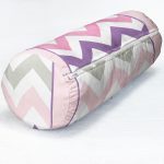 - RealHomes Özel Tasarımlı Dijital Baskılı İç Dolgulu Fermuarlı Silindir Yastık - Realhomes Renkli Zikzak Motifli Pembe Zeminli Modern İç Dolgulu - Fermuarlı Süet Silindir Rulo Yastık Kırlent Realhomes