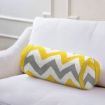 - RealHomes Özel Tasarımlı Dijital Baskılı İç Dolgulu Fermuarlı Silindir Yastık - Realhomes  Sarı Gri Zikzak Desenli Dijital Baskılı İç Dolgulu - Fermuarlı Süet Silindir Yuvarlak Yastık Kırlent Realhomes