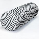 - RealHomes Özel Tasarımlı Dijital Baskılı İç Dolgulu Fermuarlı Silindir Yastık - Realhomes Siyah Geometrik Çizgiler Özel Tasarımlı Dekoratif İç Dolgulu - Fermuarlı Süet Silindir Daire Yastık Kırlent Realhomes