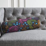 Siyah Zeminde Deniz Canlıları Çizimli Modern İç Dolgulu - Fermuarlı Süet Berjer Silindir Yastık Kırlent Realhomes