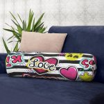 - RealHomes Özel Tasarımlı Dijital Baskılı İç Dolgulu Fermuarlı Silindir Yastık - Realhomes Realhomes Kiss Love Pop Art Tasarımlı Dijital Baskılı Modern İç Dolgulu Süet Silindir Yastık Kırlent - Bel Yastığı Realhomes