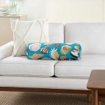 Realhomes Mavi Zeminde Deniz Kabukları Dijital Baskılı Modern İç Dolgulu Yumuşak Silindir Form Yastık Kırlent Realhomes