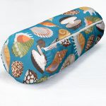 Realhomes Mavi Zeminde Deniz Kabukları Dijital Baskılı Modern İç Dolgulu Yumuşak Silindir Form Yastık Kırlent Realhomes