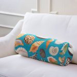 Realhomes Mavi Zeminde Deniz Kabukları Dijital Baskılı Modern İç Dolgulu Yumuşak Silindir Form Yastık Kırlent Realhomes