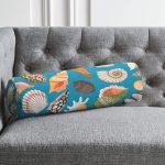 Realhomes Mavi Zeminde Deniz Kabukları Dijital Baskılı Modern İç Dolgulu Yumuşak Silindir Form Yastık Kırlent Realhomes