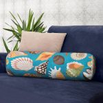 Realhomes Mavi Zeminde Deniz Kabukları Dijital Baskılı Modern İç Dolgulu Yumuşak Silindir Form Yastık Kırlent Realhomes