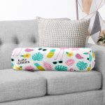 - RealHomes Özel Tasarımlı Dijital Baskılı İç Dolgulu Fermuarlı Silindir Yastık - Realhomes Realhomes Hello Summer Özel tasarımlı Modern Dijital Baskılı Modern İç Dolgulu Süet Silindir Yastık Kırlent - Bel Yastığı Realhomes