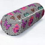 - RealHomes Özel Tasarımlı Dijital Baskılı İç Dolgulu Fermuarlı Silindir Yastık - Realhomes Geometrik Zeminde Renkli Kelebekler Özel Tasarım İç Dolgulu - Fermuarlı Süet Berjer Silindir Yastık Kırlent Realhomes