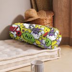 - RealHomes Özel Tasarımlı Dijital Baskılı İç Dolgulu Fermuarlı Silindir Yastık - Realhomes Sarı Zeminde Popart Özel Tasarımlı Dijital Baskılı Modern İç Dolgulu - Fermuarlı Süet Silindir Daire Yastık Kırlent Realhomes