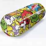 - RealHomes Özel Tasarımlı Dijital Baskılı İç Dolgulu Fermuarlı Silindir Yastık - Realhomes Sarı Zeminde Popart Özel Tasarımlı Dijital Baskılı Modern İç Dolgulu - Fermuarlı Süet Silindir Daire Yastık Kırlent Realhomes