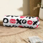 - RealHomes Özel Tasarımlı Dijital Baskılı İç Dolgulu Fermuarlı Silindir Yastık - Realhomes XO Özel Tasarımlı Dijital Baskılı Modern İç Dolgulu - Fermuarlı Süet Silindir Yuvarlak Yastık Kırlent Realhomes