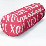 - RealHomes Özel Tasarımlı Dijital Baskılı İç Dolgulu Fermuarlı Silindir Yastık - Realhomes  Pembe Zeminde XOX Özel Tasarımlı Dijital Baskılı Modern İç Dolgulu - Fermuarlı Süet Silindir Daire Yastık Kırlent Realhomes