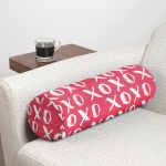 - RealHomes Özel Tasarımlı Dijital Baskılı İç Dolgulu Fermuarlı Silindir Yastık - Realhomes  Pembe Zeminde XOX Özel Tasarımlı Dijital Baskılı Modern İç Dolgulu - Fermuarlı Süet Silindir Daire Yastık Kırlent Realhomes