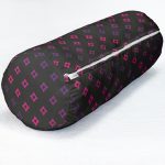 - RealHomes Özel Tasarımlı Dijital Baskılı İç Dolgulu Fermuarlı Silindir Yastık - Realhomes Realhomes Siyah Zeminde Pembe Geometrik Desenli Dijital Baskılı Modern İç Dolgulu Yumuşak Silindir Form Yastık Kırlent Realhomes