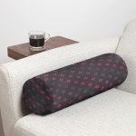 - RealHomes Özel Tasarımlı Dijital Baskılı İç Dolgulu Fermuarlı Silindir Yastık - Realhomes Realhomes Siyah Zeminde Pembe Geometrik Desenli Dijital Baskılı Modern İç Dolgulu Yumuşak Silindir Form Yastık Kırlent Realhomes