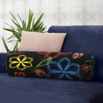 - RealHomes Özel Tasarımlı Dijital Baskılı İç Dolgulu Fermuarlı Silindir Yastık - Realhomes Siyah Zeminde Çiçek Motifli Dijital Baskılı Modern İç Dolgulu - Fermuarlı Süet Berjer Silindir Yastık Kırlent Realhomes