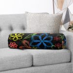 - RealHomes Özel Tasarımlı Dijital Baskılı İç Dolgulu Fermuarlı Silindir Yastık - Realhomes Siyah Zeminde Çiçek Motifli Dijital Baskılı Modern İç Dolgulu - Fermuarlı Süet Berjer Silindir Yastık Kırlent Realhomes